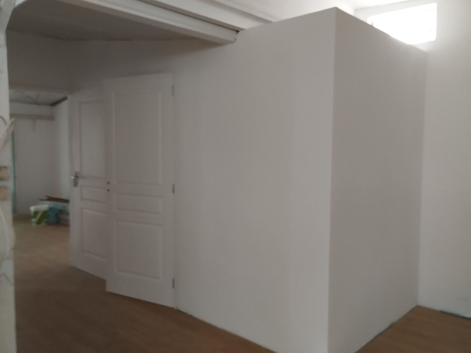 Pièce créée par une cloison placo peinte en blanc, avec portes intérieures repeintes et plafond fini